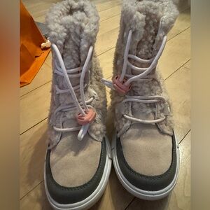 Barely worn Sorel kids Size 1 winter boots